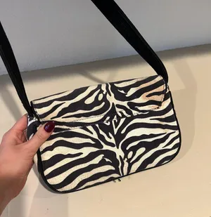 JustFab Glassons Zebra Shoulder Bag thumbnail 4
