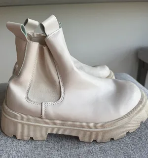 Boots White Size 9 thumbnail 1