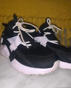 Nike Black And White Air Huaraches thumbnail 1