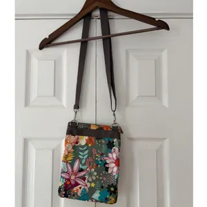 LeSportsac Quinn Crossbody Bag Floral‎ Print Olive Green Nylon Triple Zip Travel thumbnail 4