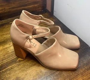 Journee tan heels size 7 thumbnail 1