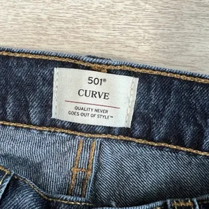 Levi's 501 Curve Jeans Women's 25 Mild Salsa 32 Dark Wash‎ Blue Denim Button Fly thumbnail 9
