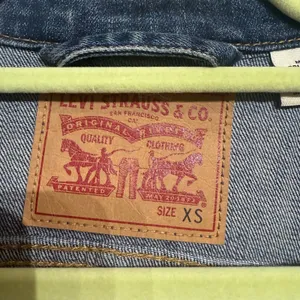 Levi’s Medium Wash Classic Denim Trucker Jacket Sz XS thumbnail 5