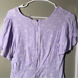 Loft Women's Size 4 Daisy Print Flutter‎ Sleeve Blouse Light Purple V-Neck Zip thumbnail 6