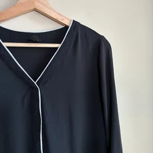 Ann Taylor black white classic old money long sleeved blouse women's size L thumbnail 2