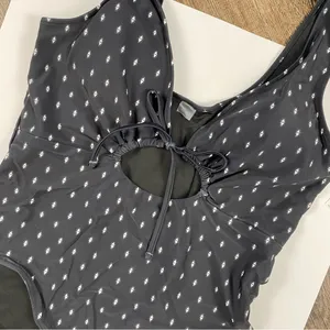 Old Navy One Piece Swimsuit Women 2x Black With Details Cutout Tie One Piece thumbnail 3