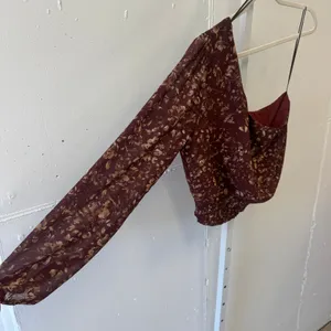 NWT Boutique Sage The Label One Shoulder Smocked Crop Top Burgundy Floral‎ Large thumbnail 3