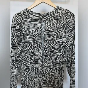 H&M Zebra‎ Print Long Sleeve Mini Dress – Size 6 thumbnail 5