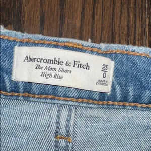 Abercrombie & Fitch the Mom shorts high rise Light Blue Jean Shorts size 0/25 thumbnail 4