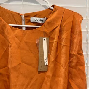 NEW DO+BE Mini Dress Women L Burnt‎ Orange Blouson Pleated Structured Shoulder thumbnail 2