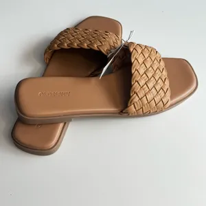 Old Navy Women's Woven Sandals Sz 7 thumbnail 3