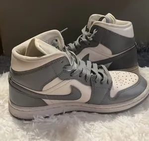 Jordan Women’s 1 thumbnail 1