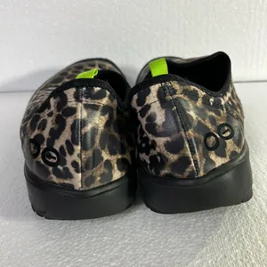 Oofos leopard print slip on recovery shoes size 7 1/2 thumbnail 5