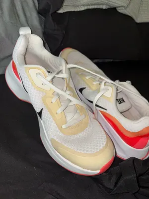 Size 8.5 women's Nike running shoes  thumbnail 2
