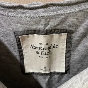 Abercrombie & Fitch off the shoulder Gray Short Sleeve Tee thumbnail 3