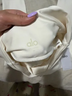 Alo Yoga thumbnail 4