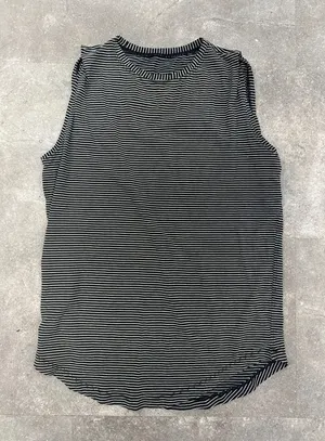Women’s size medium athletic top Black thumbnail 1
