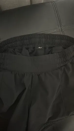 Black Lululemon Hotty Hot 2.5" Shorts Low-Rise thumbnail 4