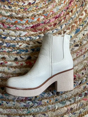 Boots White Size 8 thumbnail 3