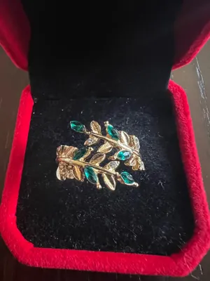 Ladies Gorgeous Golden with Faux Emerald Gemstone Ring Size 8 thumbnail 1