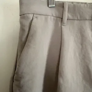 ABERCROMBIE & FITCH Gray High-Waist Beige Pleated Trouser Shorts | Large thumbnail 4