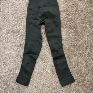 Lululemon zone in crop gator‎ green XS $118 NWOT thumbnail 7