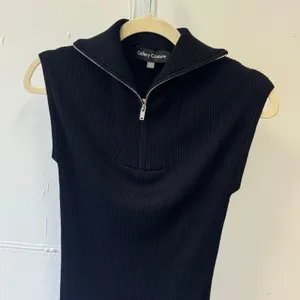 Gallery Couture Women's‎ Black Ribbed Quarter Zip Sleeveless Knit Top Size Small thumbnail 3