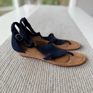 Koolaburra by Ugg Navy Blue Perforated Suede Wedge Sandals Sz 9.5 thumbnail 3