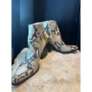 Mikey Grey Snakeskin Print Pointed Toe Block Heel Ankle Booties Size 10M thumbnail 2