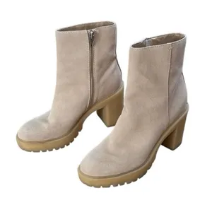 Dolce Vita Women’s Faux Suede Lug Sole Chelsea Heeled Boot Cream size 8.5 thumbnail 1