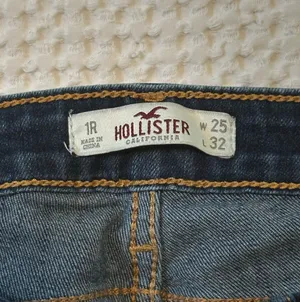 Hollister Straight-Leg Jeans thumbnail 3