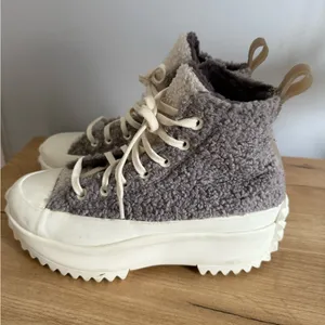 Converse Womens Lace Up Cap Toe Platform Faux Fur Sneakers Gray White Size 7 C‎ thumbnail 5