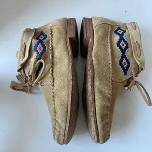 Soludos Suede Moccasin Womens Boots Sz 7 Boho Southwestern Embroidered Festival thumbnail 6