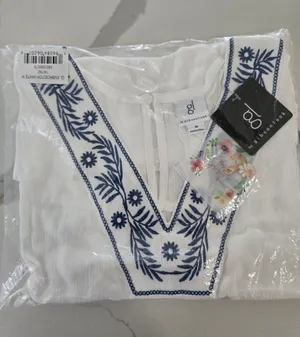 Gibsonlook Embroidered V-Neck Top White Navy Floral Blouse Women M NWT thumbnail 1
