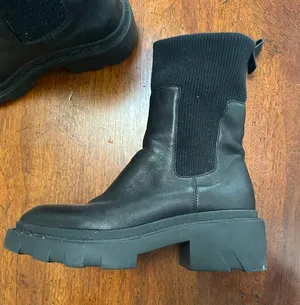 Black leather short boots Size 7 thumbnail 1