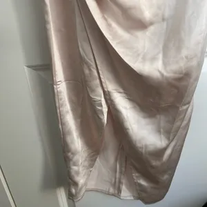 Selfie Leslie DOLCE VITA COWL BUST SATIN CHIC STRAPLESS MIDI DRESS CHAMPAGNE thumbnail 10