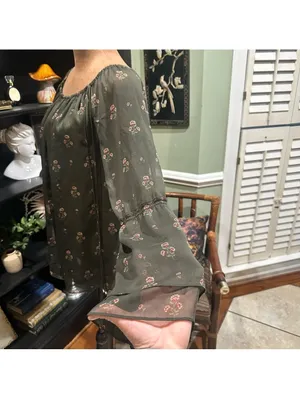 White House Black Market Floral Sheer Sleeve Blouse – Size M thumbnail 10