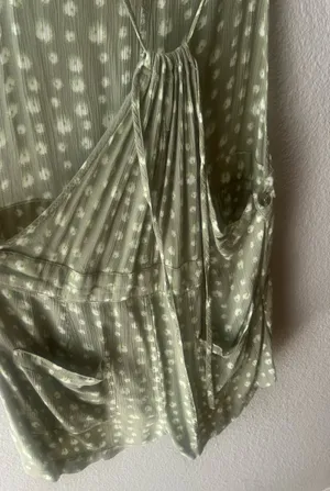 Sisstrevolution Romper – Size L Light and breezy romper in a soft sage green with white floral polka dot print. Made by Sisstrevolution, known for its beachy, boho style. Adjustable spaghetti straps, flowy fit, and lightweight fabric – perfect for summer days or a casual day out. Size: Large | In excellent condition Only one available! #SisstrevolutionStyle #RomperSeason #SizeL #BohoVibes #SecondHandWithStyle #EllaSecondLife #PreLovedFashion #LightAndLovely #BeachyLook thumbnail 3