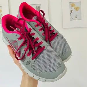 Nike Free Run 5.0 Gray Pink Athletic Shoes Running Sneaker Tennis Shoe 7 thumbnail 2