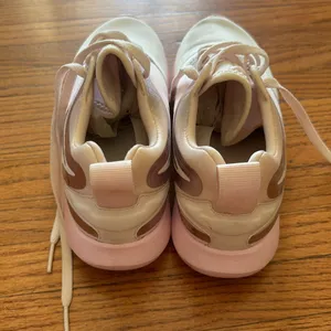 Nike tennis shoes thumbnail 3