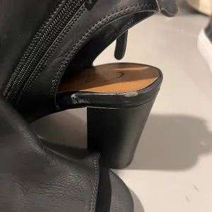 Celia Stylish black heeled booties with a modern and elegant design 👠 Perfect to elevate any outfit, whether casual or dressy. Featuring a comfortable block heel and side zipper for easy wear, these booties are both chic and practical. 💫 Sleek and versatile black design 👠 Comfortable block heel 🔒 Easy side zipper ✨ Perfect for day or night looks 📏 Size: Women’s 8 💖 Worn only once — in great condition ⚠️ Small minor scuff (shown in photos), barely noticeable thumbnail 3