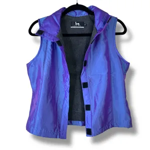 Blanc Noir BN Iridescent Purple Y2K Fleece Sleeveless Collar Swish Vest Medium thumbnail 3