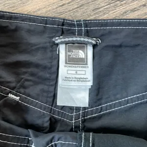 The North Face Women’s Overboard Classic Black Athletic Cargo Nylon Skirt Size 6 thumbnail 3