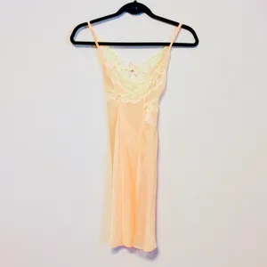 Victoria’s Secret Peach Pink Chemise Sz SP NWOT thumbnail 2