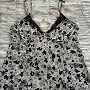 Black and white ditsy floral Y2K goth lace trim slip dress siz M spaghetti boho thumbnail 10