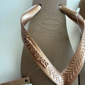 Havaianas Womens Flip Flops 11/12 Rose Gold Slim Metallic Sandals NWT Beach thumbnail 3
