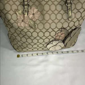 Nine West Cream and Pink Totes Elegant and Spacious thumbnail 4