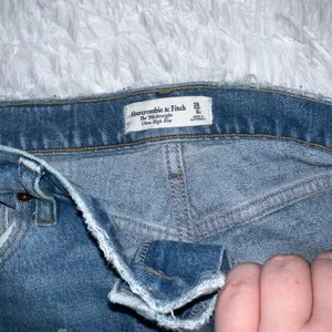 Abercrombie & Fitch The 90’s Straight Ultra High Rise size 28 / 6R Jeans thumbnail 4