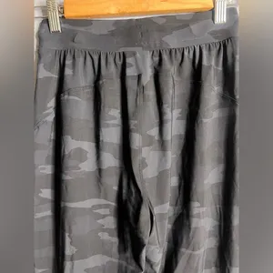 Sweaty Betty [Small Explorer Trouser in Black Tonal Camo‎. Size 2 thumbnail 7