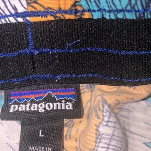 Patagonia floral shorts with pockets size large thumbnail 3